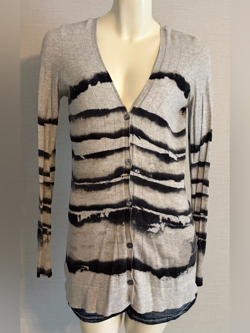 Women’s Medium Simply Vera Vera Wang V-Neck Button Front Cardigan